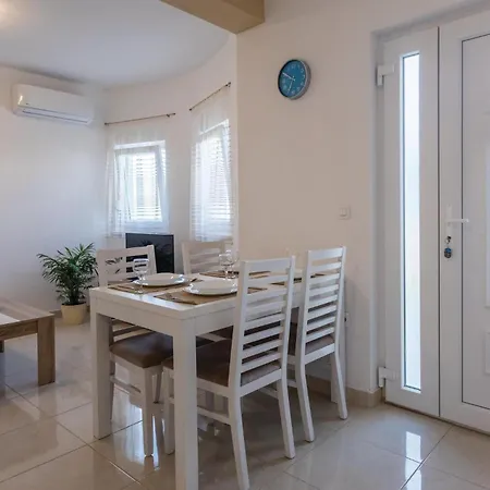 1 Bedroom Pet Friendly In Komarna Apartment Klek